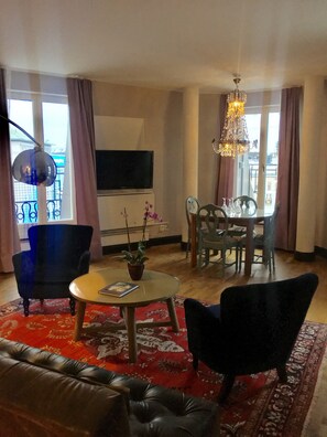 Decoración personalizada, tabla de planchar con plancha y wifi gratis 