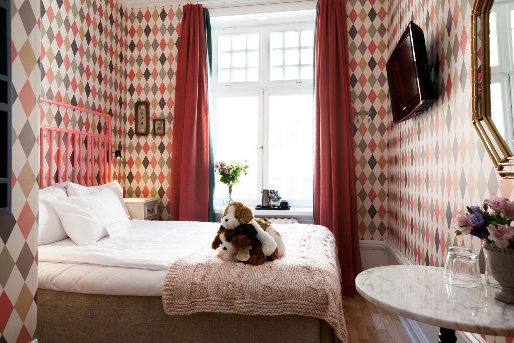 Individually decorated, iron/ironing board, free WiFi, bed sheets