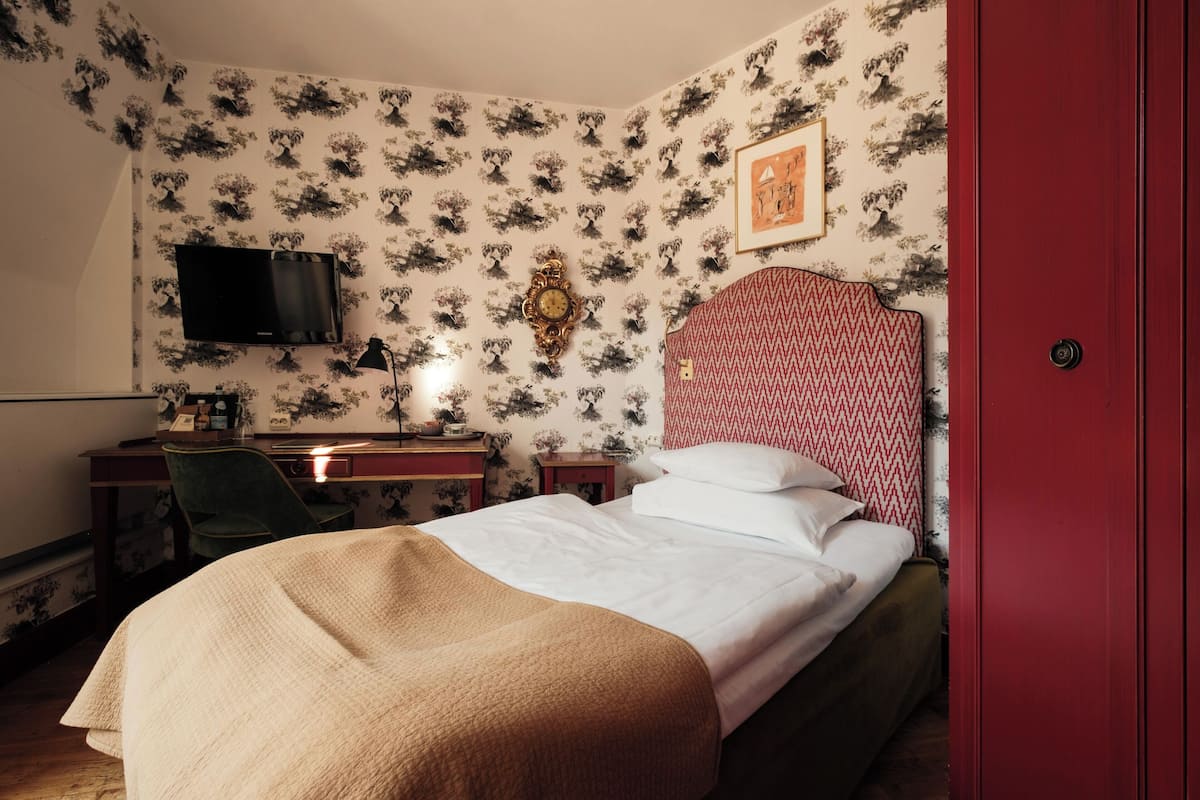 Economy Room, 1 Twin Bed, Non Smoking | Iron/ironing board (on request), WiFi (free), individually decorated