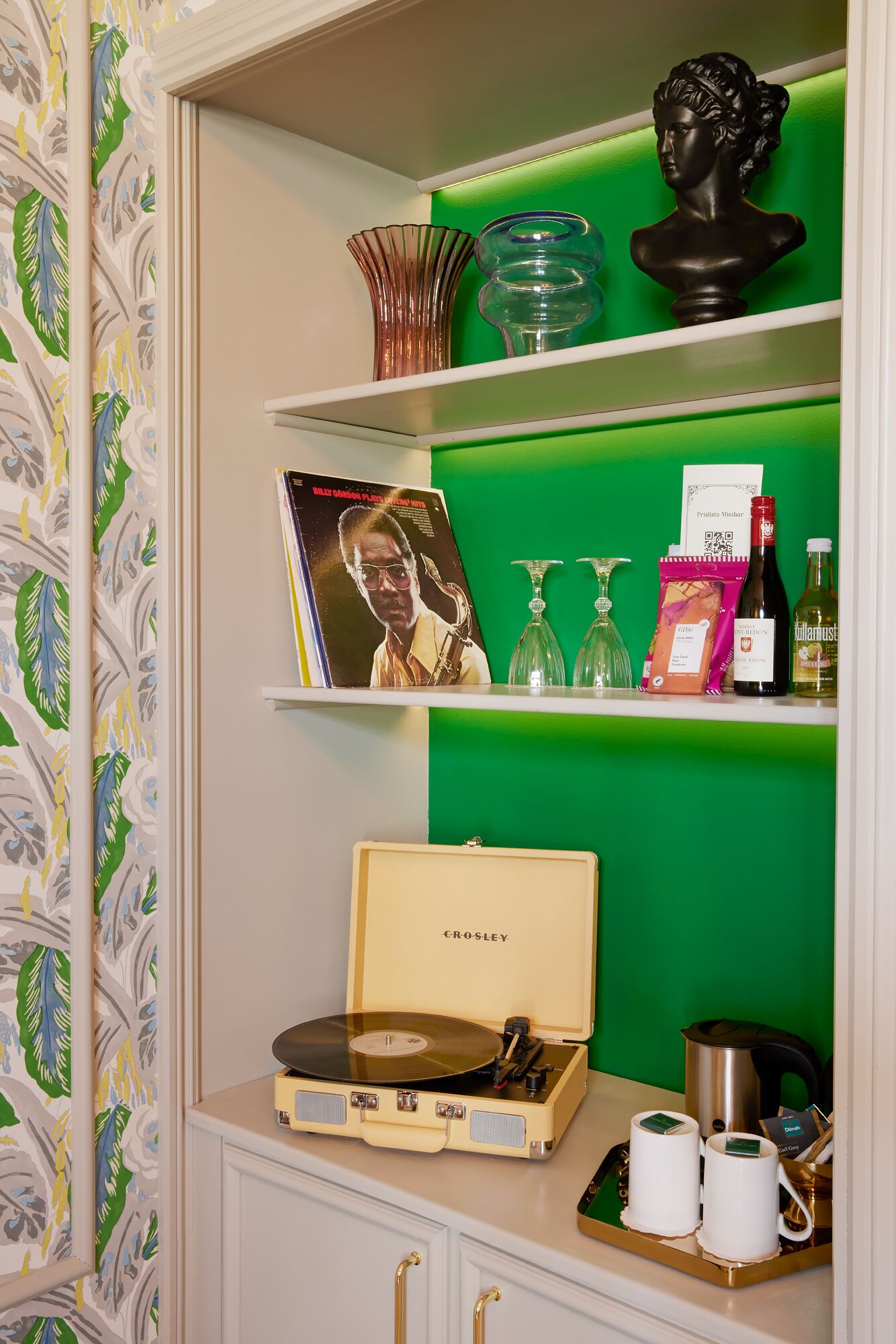 deluxe room, 1 king bed, non smoking, balcony | 1 bedroom, individually decorated, iron/ironing board, free wifi