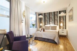 Decoración personalizada, tabla de planchar con plancha y wifi gratis 