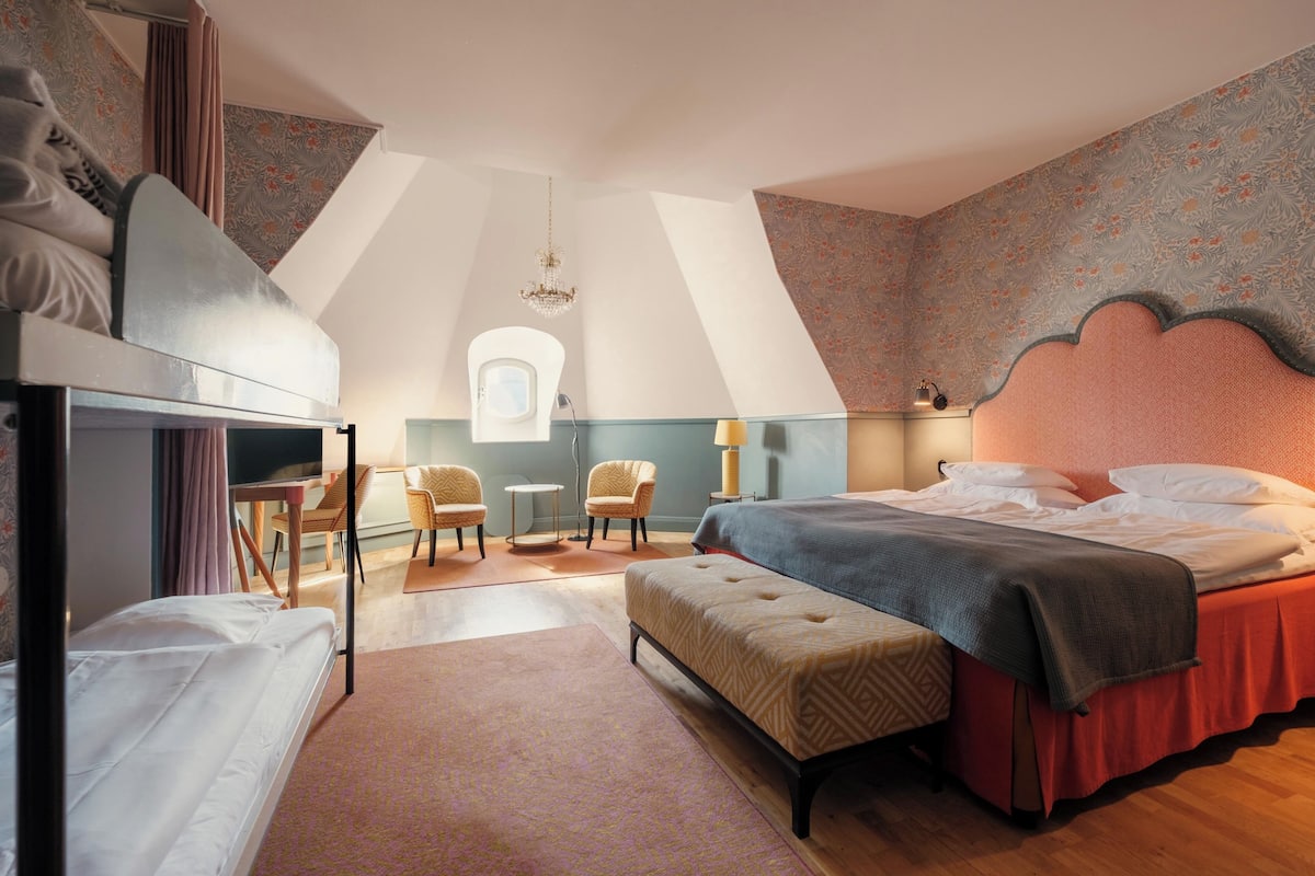 Family Room, 1 Queen Bed, Non Smoking (Multiple Beds,Max 2 Adults+2 Children)