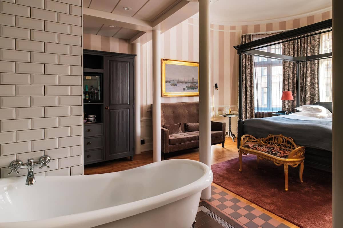Individually decorated, iron/ironing board, free WiFi, bed sheets