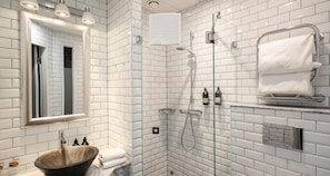 Standard Room, 1 Queen Bed, Non Smoking (1 Queen or 2 Twin beds) | Bathroom | Hair dryer, slippers, towels