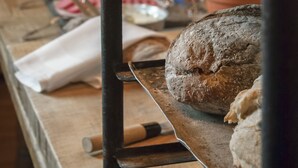 Une vitrine de boulangerie présentant différentes sortes de pains sur des présentoirs en métal.