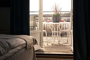 Suite junior | Tabla de planchar con plancha, wifi gratis, ropa de cama