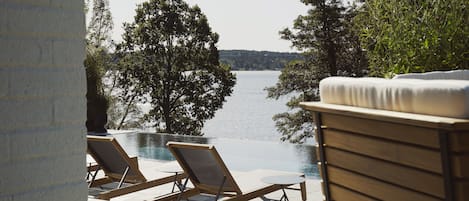 Ulkouima-allas, aurinkotuoleja