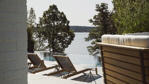 室外游泳池，日光浴躺椅