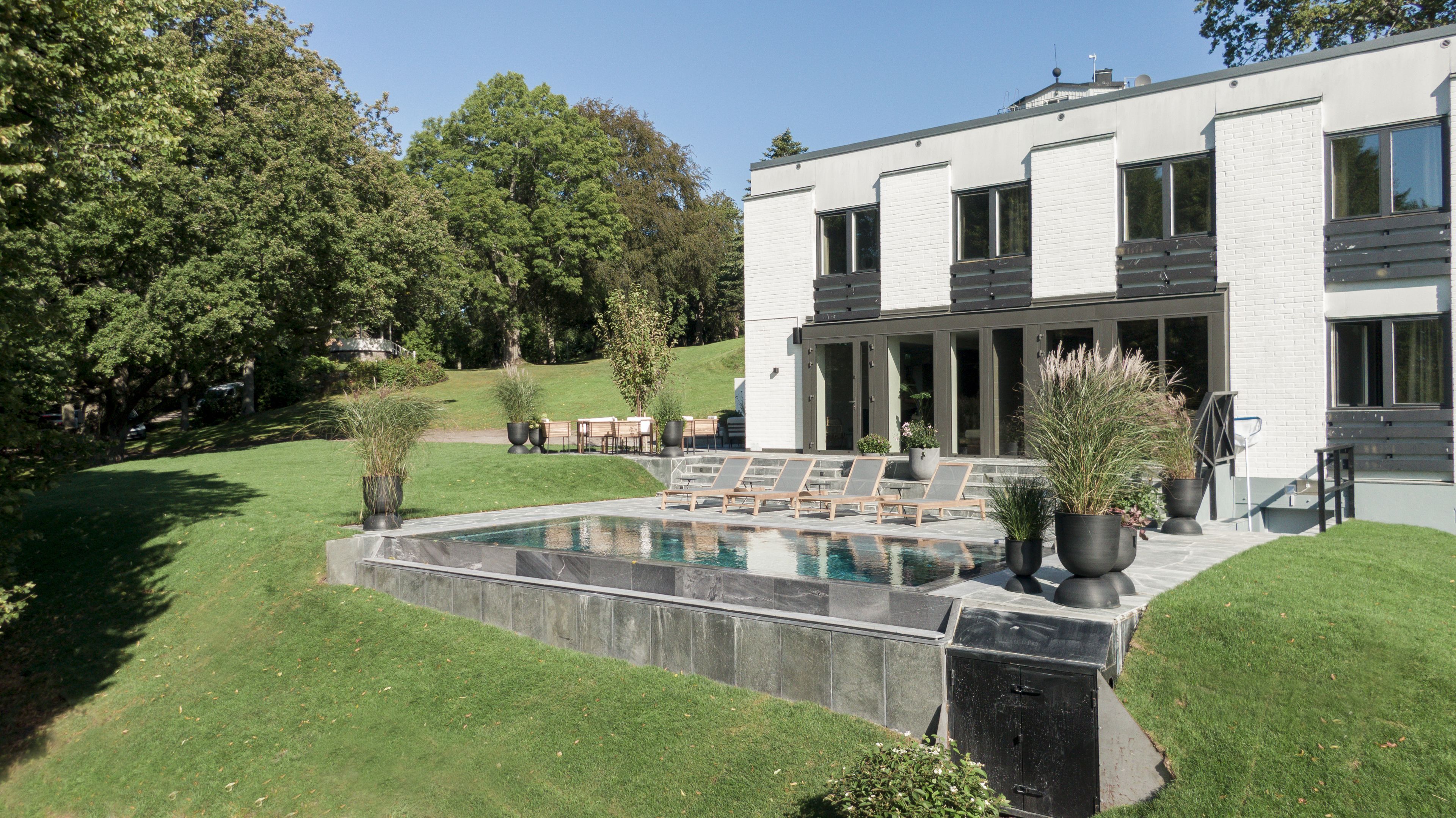 Utomhuspool och solstolar