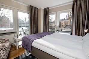 Double Room, Park View, Corner | In-room safe, desk, blackout drapes, iron/ironing board