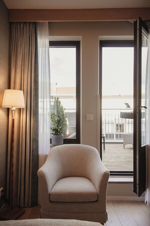 Singola Superior | Una cassaforte in camera, una scrivania, tende oscuranti