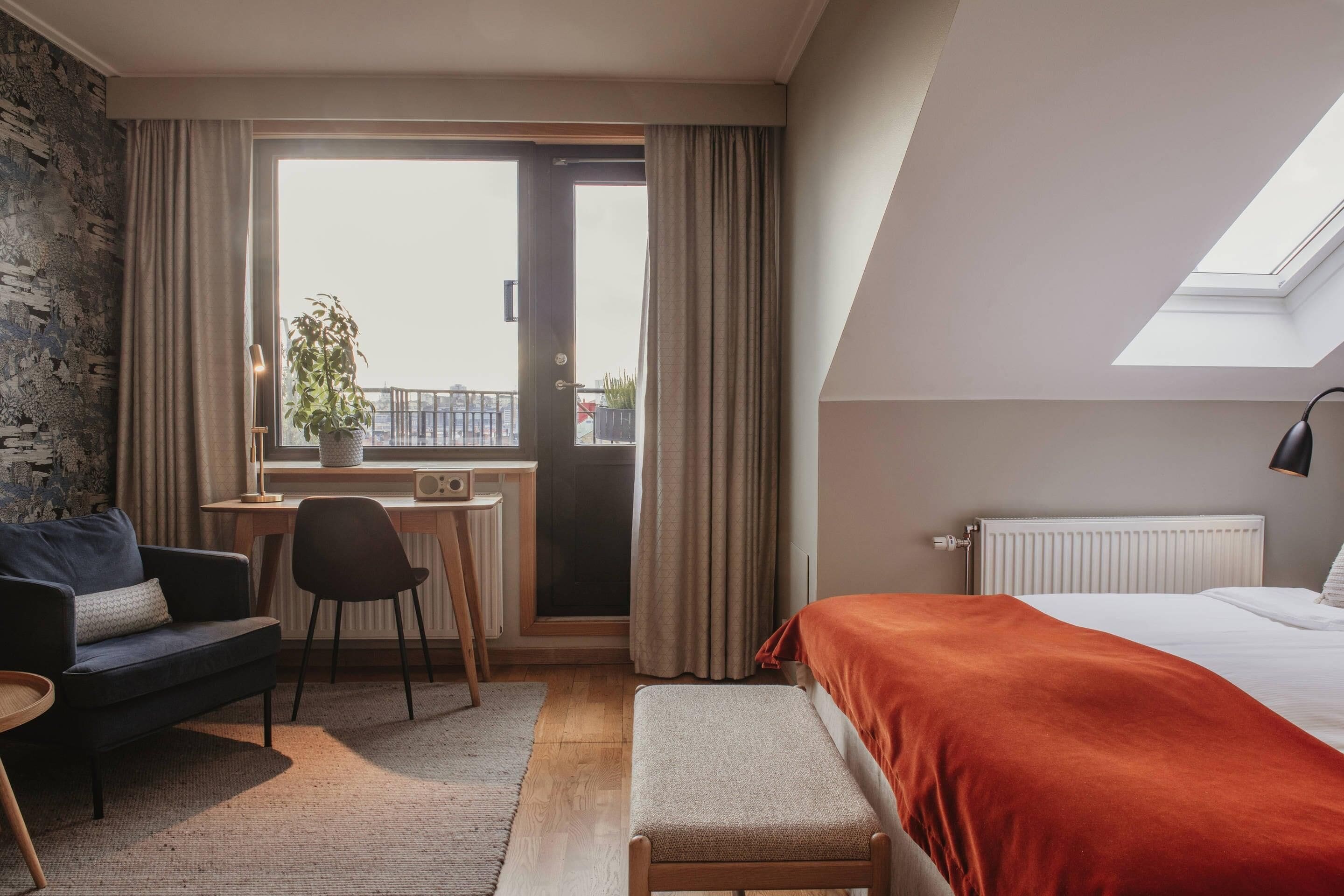 デラックス ルーム ダブルベッド 1 台 禁煙 | セーフティボックス (室内)、デスク、遮光カーテン、アイロン / アイロン台