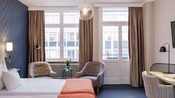 Superior-Zweibettzimmer | Zimmersafe, Schreibtisch, VerdunkelungsvorhĂ€nge, BĂŒgeleisen/BĂŒgelbrett