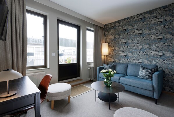 Suíte, 1 cama de casal, para não fumantes | Área de estar | TV de tela plana 42 polegadas com canais a cabo