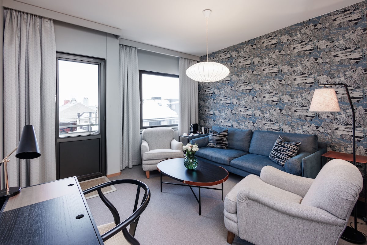 Suite, 1 Double Bed, Non Smoking | Living area | 42-inch flat-screen TV with cable channels