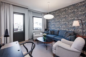 Svíta - 1 tvíbreitt rúm - reyklaust | Stofa | 42-tommu flatskjársjónvarp með kapalrásum