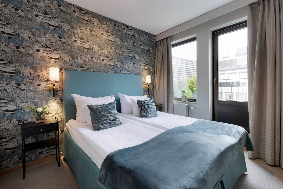 Suite, 1 Double Bed, Non Smoking | In-room safe, desk, blackout curtains, iron/ironing board