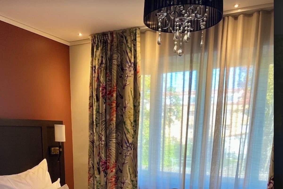 Standard-Doppelzimmer | Minibar, Zimmersafe, Schreibtisch, laptopgeeigneter Arbeitsplatz