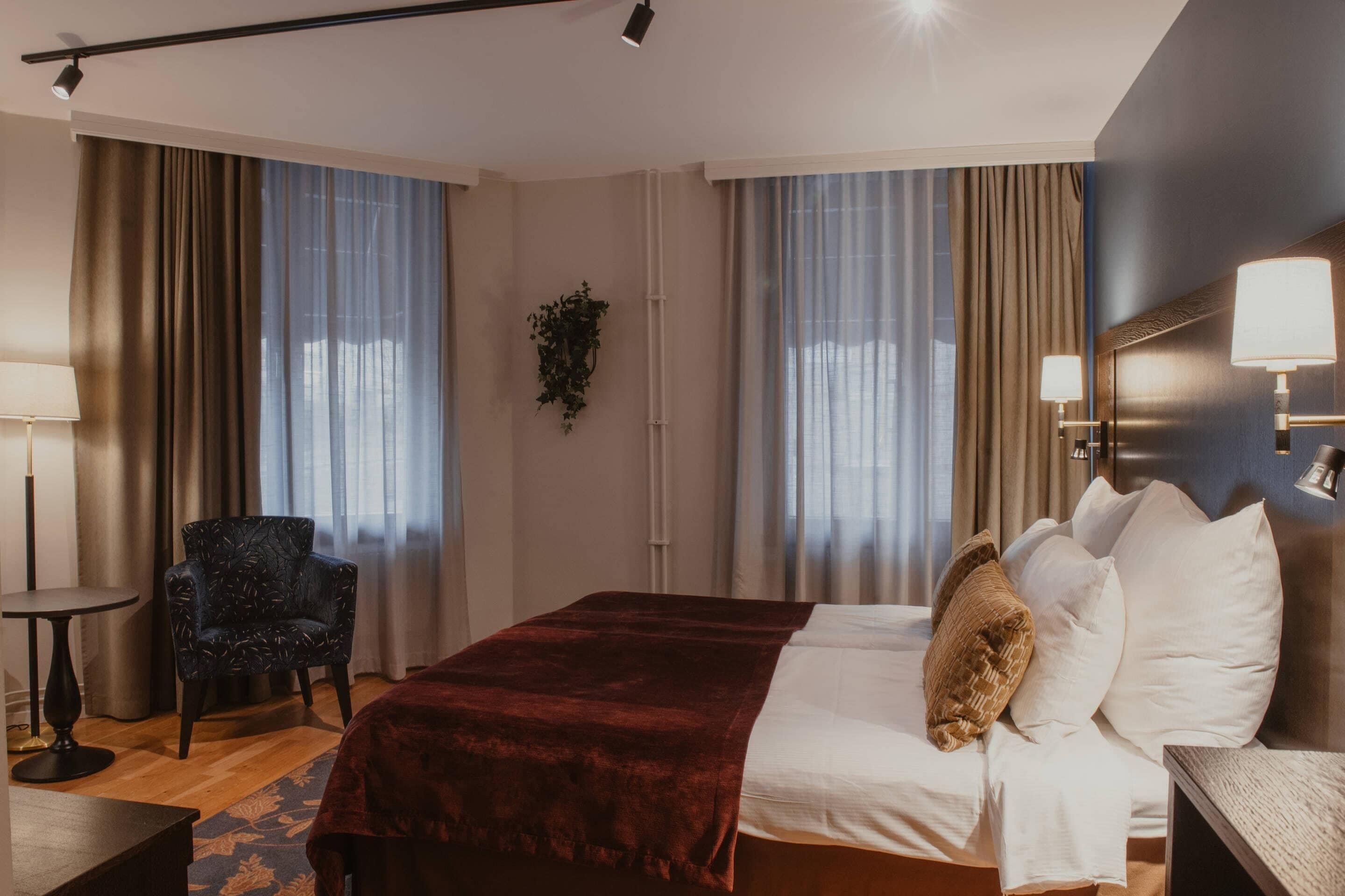 Standard Twin Room | Minibar, in-room safe, desk, laptop workspace