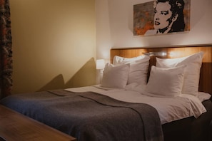 Minibar, caja de seguridad en la habitación y escritorio 