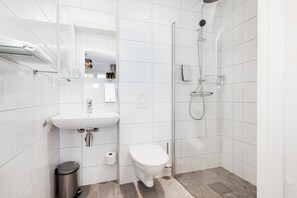 Standard Double Room | Bathroom | Shower, free toiletries, hair dryer, towels - Home Hotel Kung Oscar (Trollhattan)