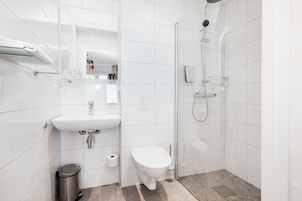 Ducha, artículos de tocador gratuitos, secador de pelo, toallas