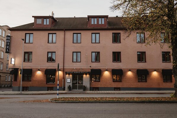 A two-story hotel with a brick facade, multiple windows, and a sign indicating it is the Hotel Kung Oscar. - Home Hotel Kung Oscar (Trollhattan)