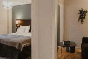 Minibar, in-room safe, desk, laptop workspace - Home Hotel Kung Oscar (Trollhattan)