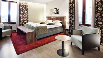 Minibar, Zimmersafe, Schreibtisch, laptopgeeigneter Arbeitsplatz