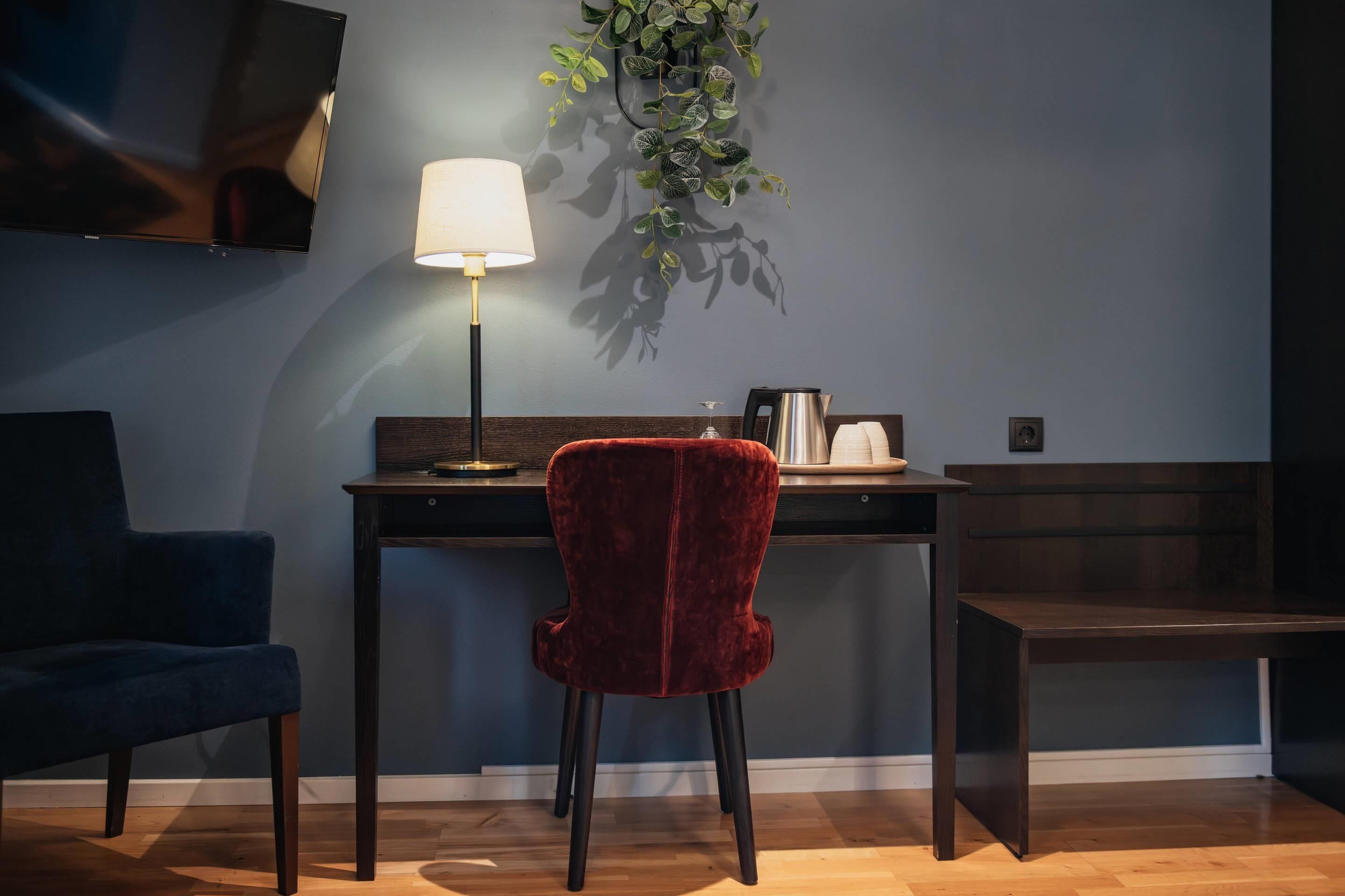 Standard Single Room | Minibar, in-room safe, desk, laptop workspace