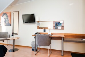 Standard Single Room | Minibar, in-room safe, desk, laptop workspace - Home Hotel Kung Oscar (Trollhattan)