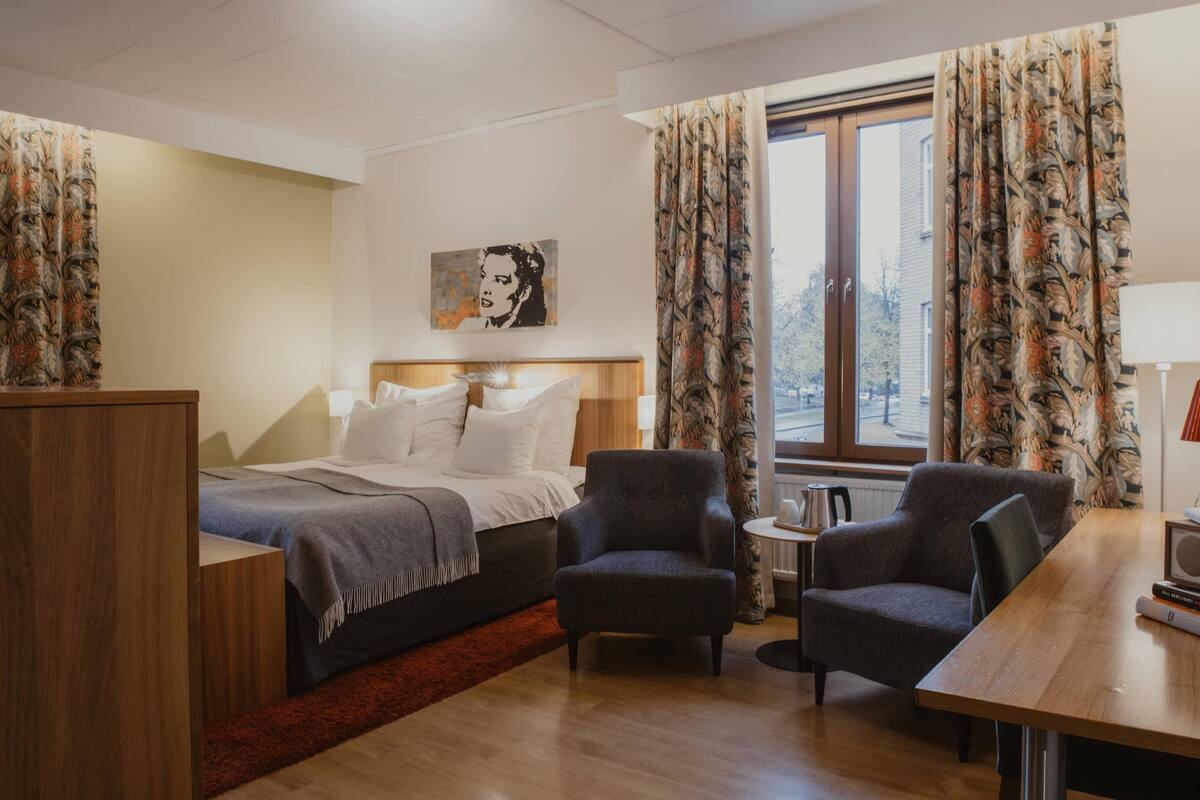 Deluxe Double Room | Bar mini, peti besi dalam bilik, meja, ruang kerja komputer riba