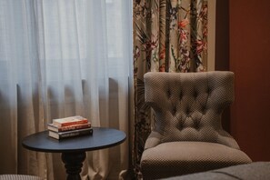 高级双人房或双床房 | 迷你吧、客房内保险箱、办公桌、笔记本电脑工作区