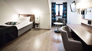 ミニバー、セーフティボックス (室内)、デスク、ノートパソコン用作業スペース