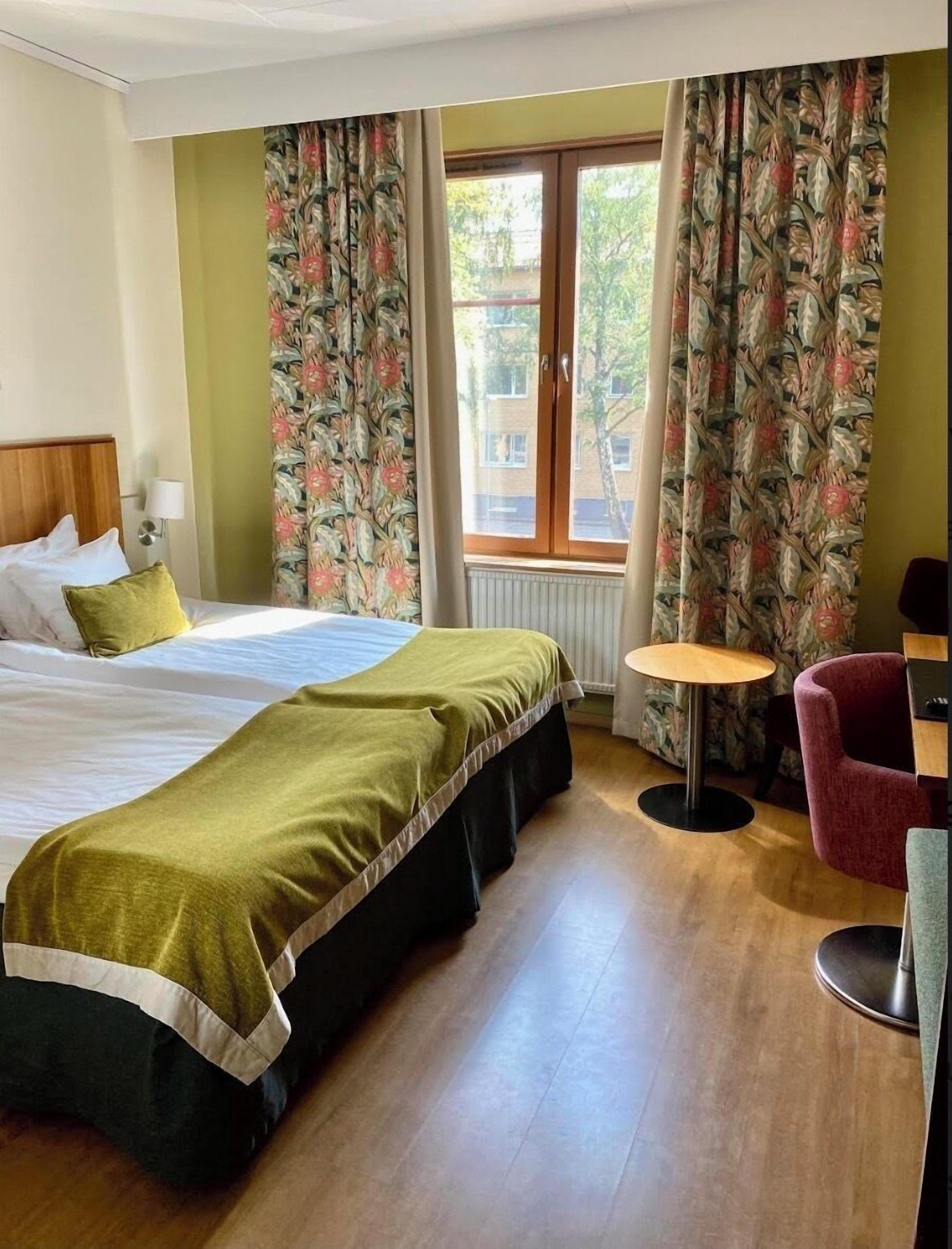 standard twin room | minibar, in-room safe, desk, laptop workspace