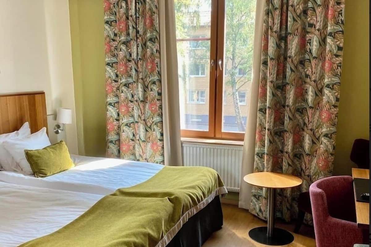 Standard tvåbäddsrum | Minibar, värdeförvaringsskåp på rummet och skrivbord