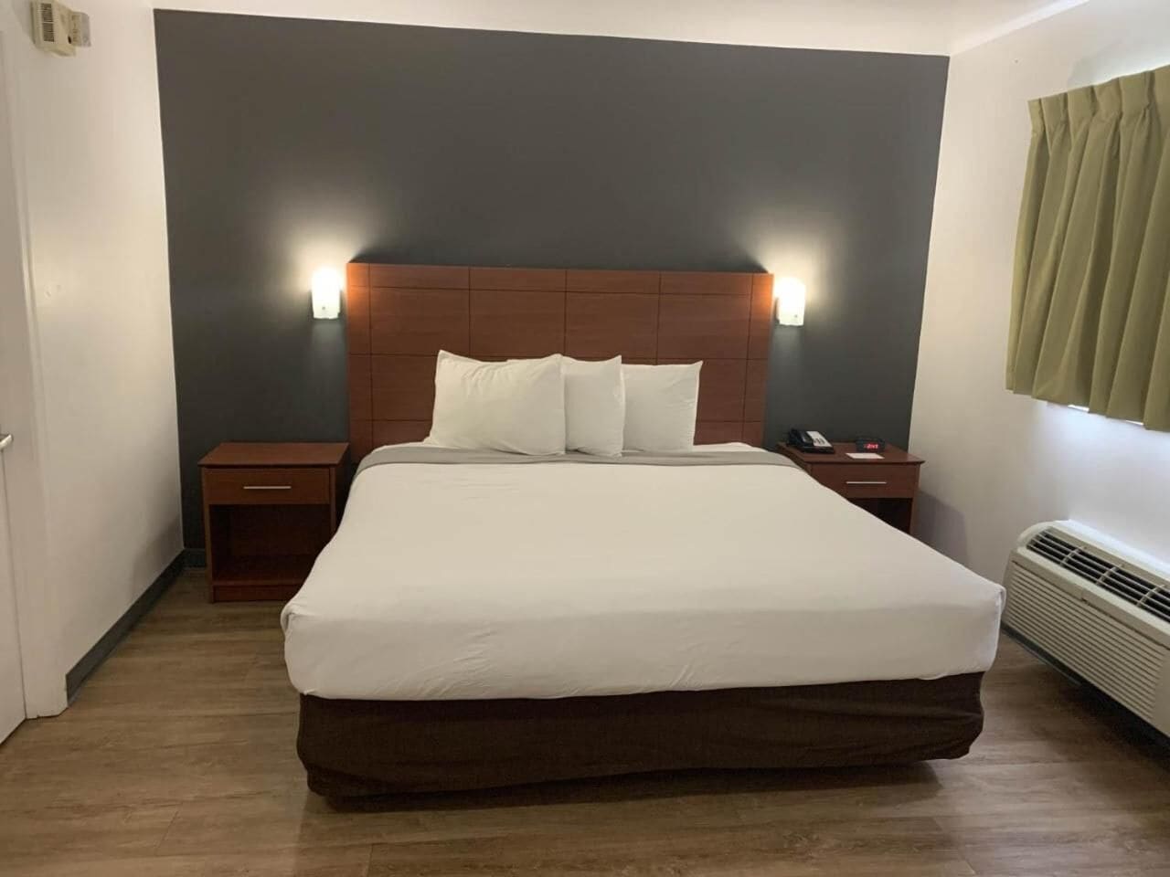 Cortinas opacas, wifi gratis, ropa de cama