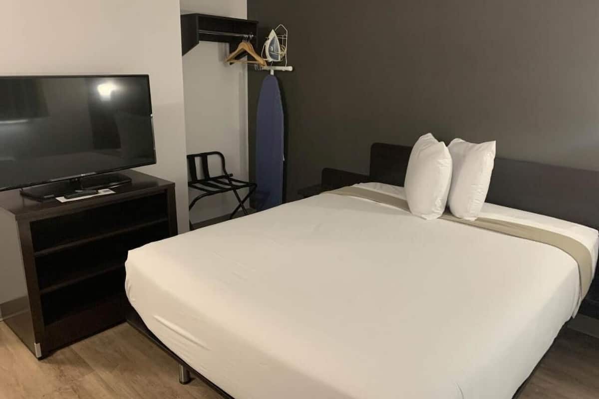 Blackout drapes, free WiFi, bed sheets