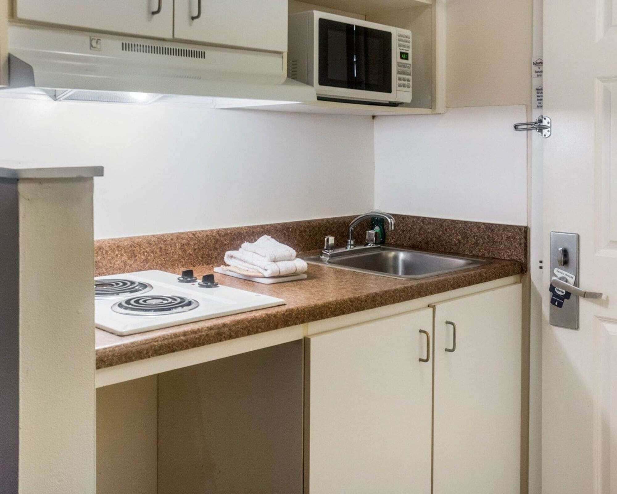 Cortinas opacas, wifi gratis, ropa de cama