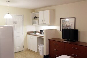 Refrigerador, microondas, placa de cocina, cafetera/tetera