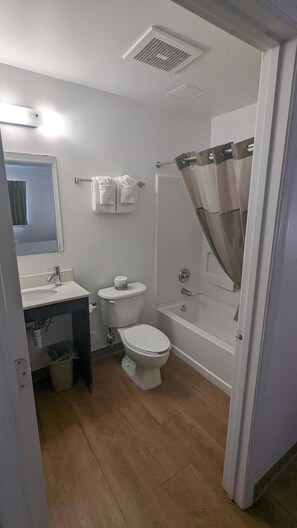 Combined shower/tub, free toiletries, towels, toilet paper - Studio 6 Extended Stay - Hampton, VA - Langley AFB Area (Hampton)