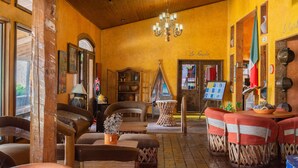 Ein gemütliches Interieur mit Holzmöbeln, einer Chandelüster und einer Flagge.