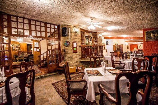 Breakfast, lunch served; international cuisine, alfresco dining 