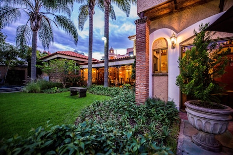 Exterior. La Mansión del Sol