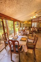 Se sirven desayunos y almuerzos, restaurante con mesas al aire libre 
