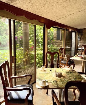 Petit déjeuner et déjeuner servis sur place, restauration en plein air