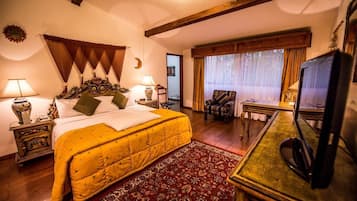 Superior suite | Donzen dekbedden, een kluis op de kamer, een bureau