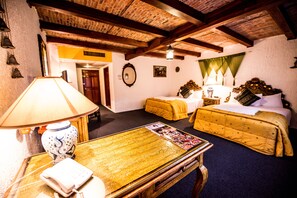 Deluxe-rum - 2 queensize-sängar | Duntäcken, Tempur-Pedic-madrasser och värdeförvaringsskåp på rummet