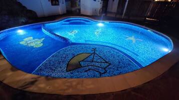 A hot tub with a starfish and a bicycle design on the floor.