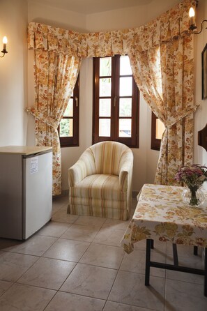 Standard Single Room, 1 Twin Bed, Garden View | Minibar